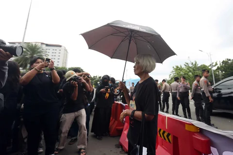 Aktivis Jaringan Solidaritas Korban untuk Keadilan saat mengikuti peringatan 19 tahun Aksi Kamisan di Jalan Medan Merdeka Utara atau di seberang Istana Merdeka, Jakarta, Kamis (15/01/2026).