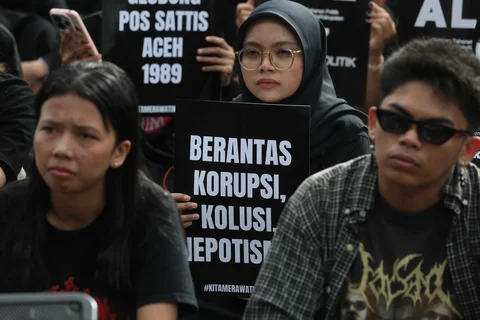 Aktivis Jaringan Solidaritas Korban untuk Keadilan saat mengikuti peringatan 19 tahun Aksi Kamisan di Jalan Medan Merdeka Utara atau di seberang Istana Merdeka, Jakarta, Kamis (15/01/2026).