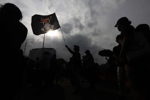 Aktivis Jaringan Solidaritas Korban untuk Keadilan saat mengikuti peringatan 19 tahun Aksi Kamisan di Jalan Medan Merdeka Utara atau di seberang Istana Merdeka, Jakarta, Kamis (15/01/2026).