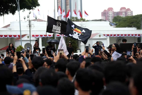 Aktivis Jaringan Solidaritas Korban untuk Keadilan saat mengikuti peringatan 19 tahun Aksi Kamisan di Jalan Medan Merdeka Utara atau di seberang Istana Merdeka, Jakarta, Kamis (15/01/2026).