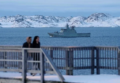 Kapal militer HDMS Ejnar Mikkelsen dari Angkatan Laut Kerajaan Denmark berpatroli di dekat Nuuk, Greenland, pada hari Kamis (15/01/2026) waktu setempat.