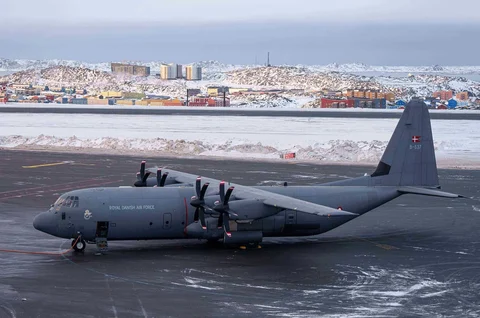 Sebuah pesawat militer Angkatan Udara Kerajaan Denmark terlihat di bandara Nuuk, Greenland, pada hari Kamis (15/01/2026) waktu setempat.