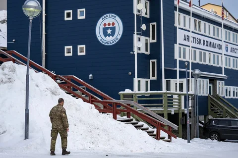 Seorang tentara berjalan menuju markas Komando Arktik Gabungan di Nuuk, Greenland, Kamis (15/01/2026) waktu setempat.