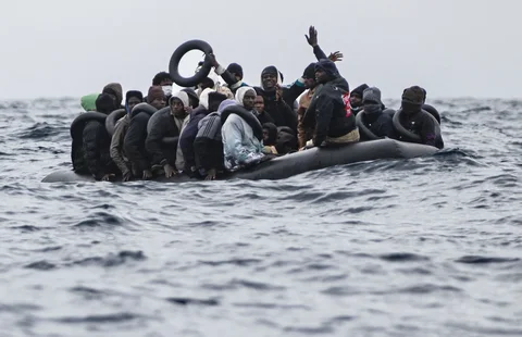 Para migran di atas perahu karet menerima jaket pelampung saat kru kapal penyelamat Ocean Viking melakukan operasi penyelamatan menggunakan RHIB (Rigid Inflatable Boat) di zona pencarian dan penyelamatan di lepas perairan internasional Libya, Jumat (16/01/2026).