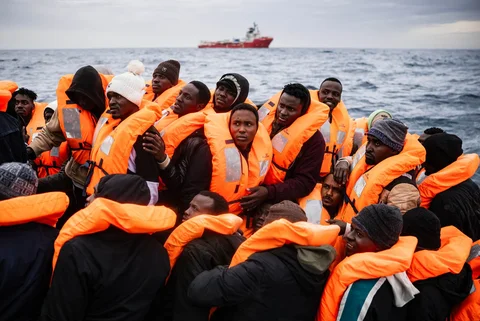 Para migran di atas perahu karet saat kru kapal penyelamat Ocean Viking melakukan operasi penyelamatan menggunakan RHIB (Rigid Inflatable Boat) di zona pencarian dan penyelamatan di lepas perairan internasional Libya, Jumat (16/01/2026).