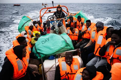 Para migran duduk di atas perahu karet bermotor dari kapal penyelamat &ldquo;Ocean Viking&rdquo; setelah diselamatkan dari perahu karet yang penuh sesak di zona pencarian dan penyelamatan di lepas perairan internasional Libya, Jumat (16/01/2026).