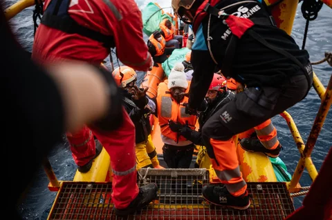 Para migran dinaikkan ke atas kapal penyelamat Ocean Viking saat operasi penyelamatan di zona pencarian dan penyelamatan di lepas perairan internasional Libya, Jumat (16/01/2026).