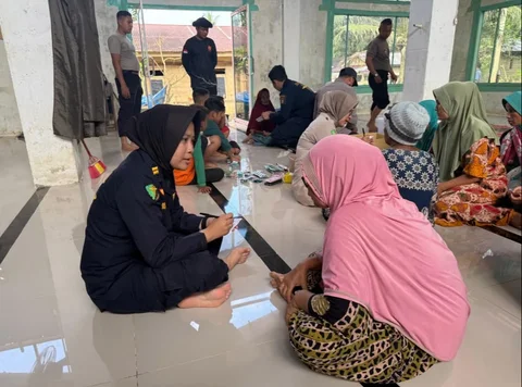 Tim medis Polri memberikan pemeriksaan kesehatan kepada warga terdampak banjir di Desa Bukit Seulema, Kecamatan Birem Bayeun, Aceh Timur, Jumat (16/01/2026).