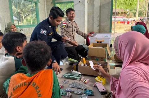 Tim medis Polri memberikan pemeriksaan kesehatan kepada warga terdampak banjir di Desa Bukit Seulema, Kecamatan Birem Bayeun, Aceh Timur, Jumat (16/01/2026).