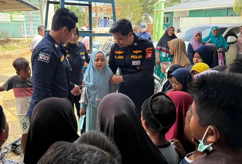Tim medis Polri memberikan pelayanan trauma healing kepada santri Pondok Pesantren Hidayah Raudatun Najah di Desa Matang Tepah, Kecamatan Bendahara, Aceh Tamiang, Jumat (16/01/2026).