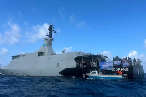 Prajurit KRI Dorang-874 menyalurkan bantuan kepada warga pasca banjir bandang di Desa Doitia, Halmahera Barat, Maluku Utara, Sabtu (17/01/2026).