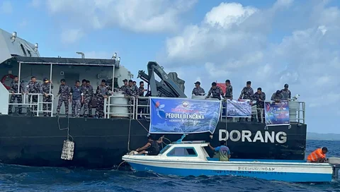 Prajurit KRI Dorang-874 menyalurkan bantuan kepada warga pasca banjir bandang di Desa Doitia, Halmahera Barat, Maluku Utara, Sabtu (17/01/2026).