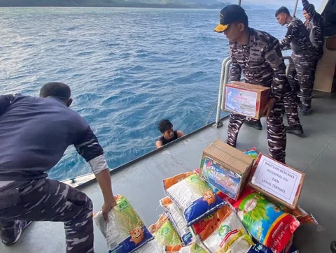 Prajurit KRI Dorang-874 menyalurkan bantuan kepada warga pasca banjir bandang di Desa Doitia, Halmahera Barat, Maluku Utara, Sabtu (17/01/2026).