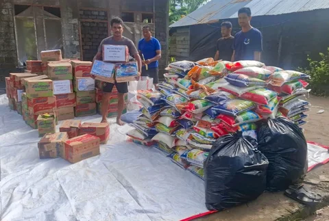 Bantuan kepada warga pasca banjir bandang di Desa Doitia, Halmahera Barat, Maluku Utara, Sabtu (17/01/2026).
