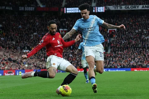 Striker Manchester United asal Brasil bernomor punggung 10, Matheus Cunha (kiri), mengumpan bola dalam proses terciptanya gol kedua selama pertandingan sepak bola Liga Primer Inggris antara Manchester United dan Manchester City di Old Trafford, Manchester, Inggris, Sabtu (17/01/2026).