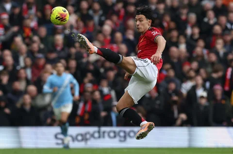 Bek Manchester United asal Argentina bernomor punggung 06, Lisandro Martinez, mengontrol bola selama pertandingan sepak bola Liga Primer Inggris antara Manchester United dan Manchester City di Old Trafford, Manchester, Inggris, Sabtu (17/01/2026).