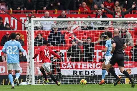 Penyerang Manchester United asal Pantai Gading bernomor punggung 16, Amad Diallo, mencetak gol dari posisi offside selama pertandingan sepak bola Liga Primer Inggris antara Manchester United dan Manchester City di Old Trafford, Manchester, Inggris, Sabtu (17/01/2026).