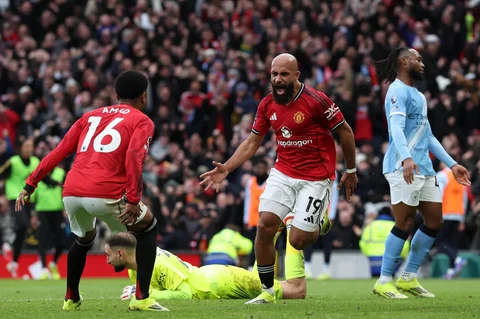 Gelandang Manchester United asal Kamerun Bryan Mbeumo (kanan) merayakan gol pembuka selama pertandingan sepak bola Liga Premier Inggris antara Manchester United dan Manchester City di Old Trafford, Manchester, barat laut Inggris, Sabtu (17/01/2026).