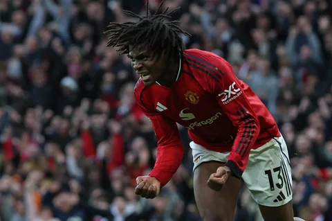 Bek Manchester United asal Denmark bernomor punggung 13, Patrick Dorgu, merayakan gol kedua mereka selama pertandingan sepak bola Liga Premier Inggris antara Manchester United dan Manchester City di Old Trafford, Manchester, Inggris barat laut, Sabtu (17/01/2026).