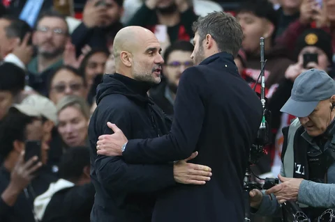 Manajer Manchester City asal Spanyol, Pep Guardiola (kiri), berbicara dengan pelatih sementara Manchester United asal Inggris, Michael Carrick (kanan), setelah pertandingan sepak bola Liga Premier Inggris antara Manchester United dan Manchester City di Old Trafford, Manchester, barat laut Inggris, Sabtu (17/01/2026).