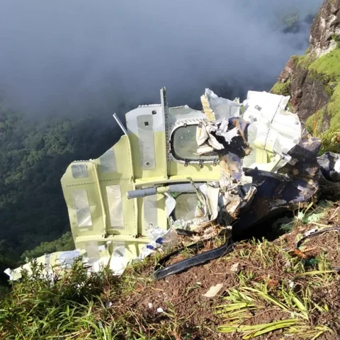 Serpihan pesawat atr 42-500 hilang kontak di maros