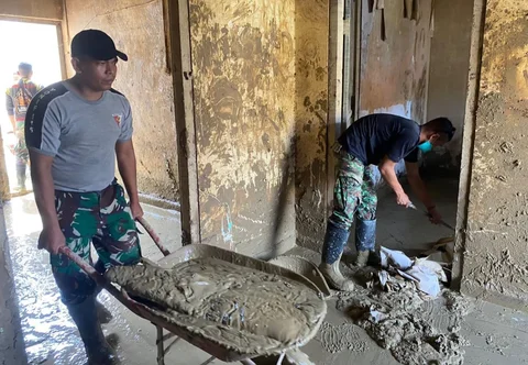 Prajurit Yonif 115/Macan Leuser membersihkan lumpur dan sampah sisa banjir di Kantor MPD Kuala Simpang, Aceh Tamiang, guna mempercepat pemulihan fasilitas pelayanan, Sabtu (17/01/2026).