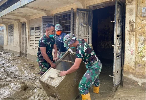 Prajurit Yonif 115/Macan Leuser membersihkan lumpur dan sampah sisa banjir di Kantor MPD Kuala Simpang, Aceh Tamiang, guna mempercepat pemulihan fasilitas pelayanan, Sabtu (17/01/2026).