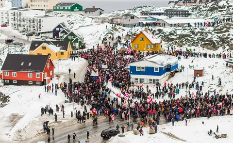 Warga melakukan demonstrasi memprotes rencana Presiden AS untuk mengambil alih Greenland,di Nuuk, Greenland. Sabtu (17/01/2026) waktu setempat.
