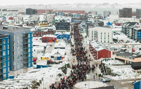 Warga melakukan demonstrasi memprotes rencana Presiden AS untuk mengambil alih Greenland,di Nuuk, Greenland. Sabtu (17/01/2026) waktu setempat.