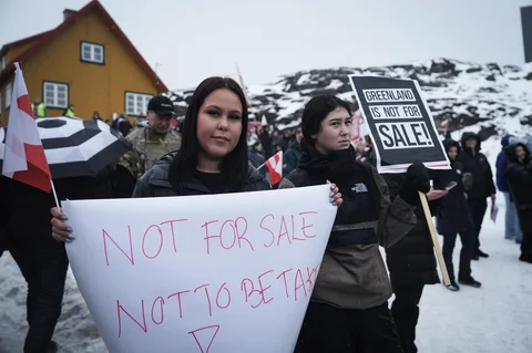 Warga melakukan demonstrasi memprotes rencana Presiden AS untuk mengambil alih Greenland,di Nuuk, Greenland. Sabtu (17/01/2026) waktu setempat.