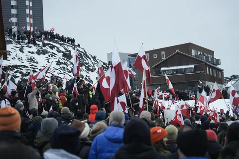 Warga melakukan demonstrasi memprotes rencana Presiden AS untuk mengambil alih Greenland,di Nuuk, Greenland. Sabtu (17/01/2026) waktu setempat.