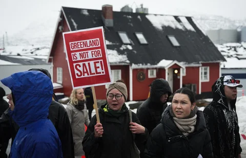 Warga melakukan demonstrasi memprotes rencana Presiden AS untuk mengambil alih Greenland,di Nuuk, Greenland. Sabtu (17/01/2026) waktu setempat.