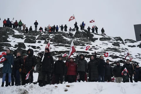 Warga melakukan demonstrasi memprotes rencana Presiden AS untuk mengambil alih Greenland,di Nuuk, Greenland. Sabtu (17/01/2026) waktu setempat.