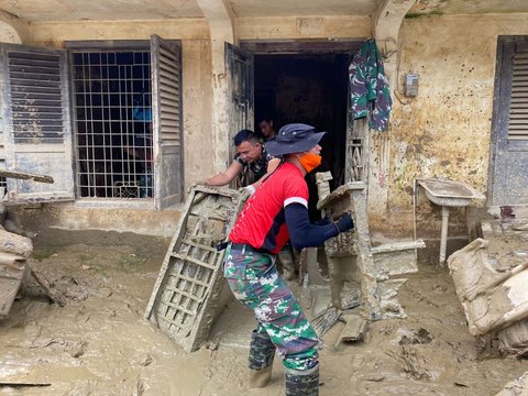 Prajurit Yonif 115/Macan Leuser Bersihkan Lumpur Banjir di Kantor MPD Aceh Tamiang