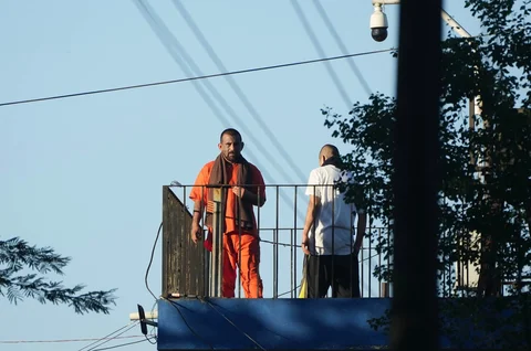 Para narapidana berdiri di atas menara pengawas di penjara keamanan maksimum Renovation sebelum pasukan keamanan memasuki fasilitas tersebut untuk membebaskan para penjaga yang disandera di Escuintla, Guatemala, Minggu, (18/01/2026).