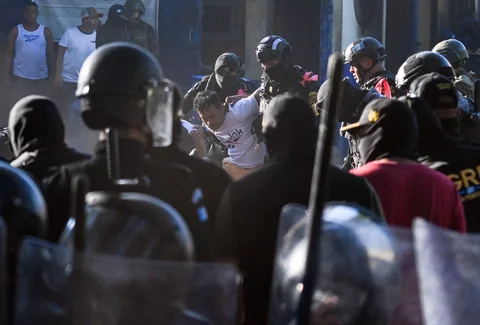 Seorang narapidana dilumpuhkan oleh polisi anti huru hara setelah pihak berwenang merebut kembali kendali penjara keamanan maksimum Renovacion I di Escuintla, Guatemala, Minggu, (18/01/2026).