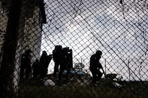 Petugas polisi anti huru hara Guatemala menjaga pintu masuk Pusat Penahanan Preventif pria di Kota Guatemala,  Minggu, (18/01/2026).