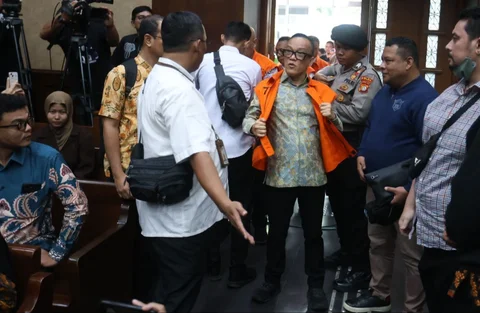 Wakil Menteri Ketenagakerjaan periode 2024&ndash;2025 Immanuel (Noel) Ebenezer Gerungan  sebelum mengikuti  sidang perdana kasus dugaan pemerasan dalam pengurusan sertifikat K3 di lingkungan Kemenaker di Pengadilan Tindak Pidana Korupsi pada PN Jakarta Pusat, Senin (19/01/2026).