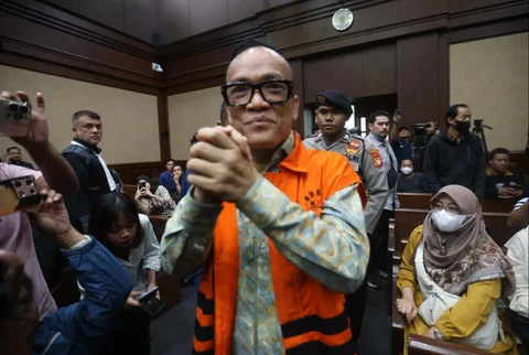 Wakil Menteri Ketenagakerjaan periode 2024&ndash;2025 Immanuel (Noel) Ebenezer Gerungan  saat mengikuti  sidang perdana kasus dugaan pemerasan dalam pengurusan sertifikat K3 di lingkungan Kemenaker di Pengadilan Tindak Pidana Korupsi pada PN Jakarta Pusat, Senin (19/01/2026).
