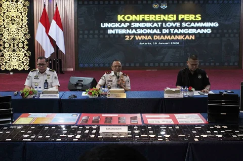 Pelaksana Tugas Direktur Jenderal Imigrasi Yuldi Yusman saat konferensi pers pengungkapan sindikat love scamming internasional di Gedung Ditjen Imigrasi, Jakarta, Senin (19/01/2026)