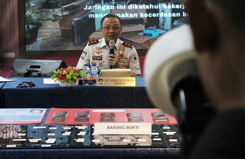 Pelaksana Tugas Direktur Jenderal Imigrasi Yuldi Yusman saat konferensi pers pengungkapan sindikat love scamming internasional di Gedung Ditjen Imigrasi, Jakarta, Senin (19/01/2026)