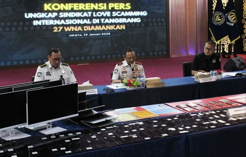 Pelaksana Tugas Direktur Jenderal Imigrasi Yuldi Yusman saat konferensi pers pengungkapan sindikat love scamming internasional di Gedung Ditjen Imigrasi, Jakarta, Senin (19/01/2026)