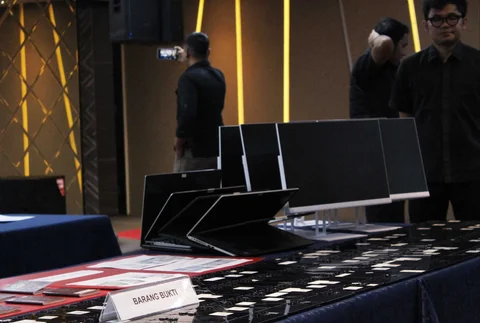 Barang bukti sindikat love scamming internasional di Gedung Ditjen Imigrasi, Jakarta, Senin (19/01/2026)
