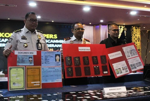 Pelaksana Tugas Direktur Jenderal Imigrasi Yuldi Yusman saat konferensi pers pengungkapan sindikat love scamming internasional di Gedung Ditjen Imigrasi, Jakarta, Senin (19/01/2026)