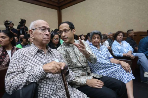 Terdakwa kasus dugaan korupsi dalam digitalisasi pendidikan pengadaan laptop Chromebook Nadiem Makarim bersama ayahnya, Nono Anwar Makarim saat mengikuti sidang lanjutan di Pengadilan Tipikor, Jakarta, Senin (19/1/2026)