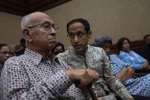 Terdakwa kasus dugaan korupsi dalam digitalisasi pendidikan pengadaan laptop Chromebook Nadiem Makarim bersama ayahnya, Nono Anwar Makarim saat mengikuti sidang lanjutan di Pengadilan Tipikor, Jakarta, Senin (19/1/2026)