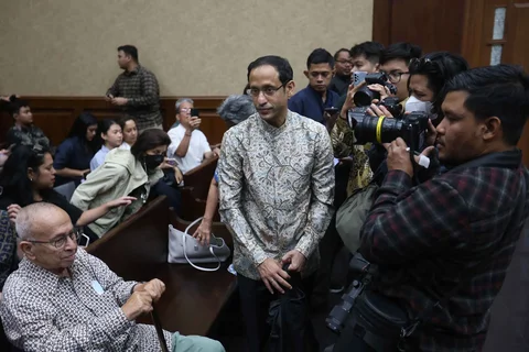 Terdakwa kasus dugaan korupsi dalam digitalisasi pendidikan pengadaan laptop Chromebook Nadiem Makarim bersama ayahnya, Nono Anwar Makarim saat mengikuti sidang lanjutan di Pengadilan Tipikor, Jakarta, Senin (19/1/2026)