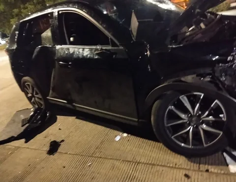 Mazda ringsek terserempet kereta di Mangga Dua