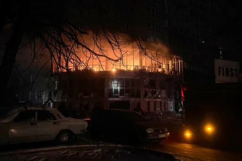 Bangunan tempat tinggal yang terbakar usai serangan pesawat tak berawak Rusia di Zaporizhzhia, Ukraina, Jumat (02/101/2026).