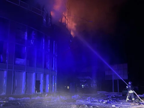 Petugas memadamkan kebakaran bangunan tempat tinggal yang terbakar usai serangan pesawat tak berawak Rusia di Zaporizhzhia, Ukraina, Jumat (02/101/2026).